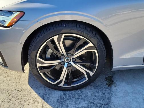 2024 Volvo S60 B5 Plus Dark Theme