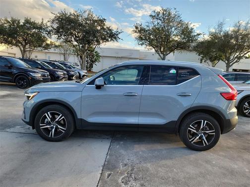 2025 Volvo XC40 B5 Core Bright Theme