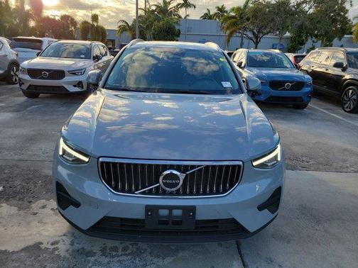 2025 Volvo XC40 B5 Core Bright Theme