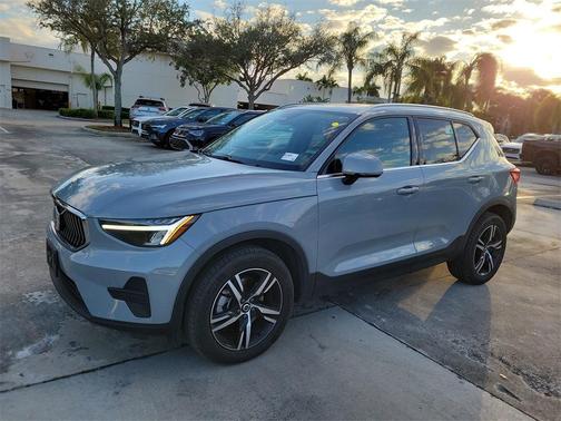 2025 Volvo XC40 B5 Core Bright Theme