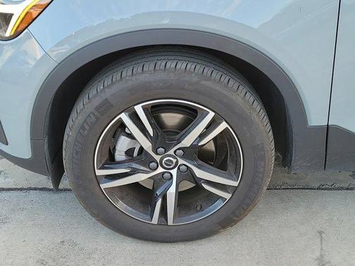 2025 Volvo XC40 B5 Core Bright Theme