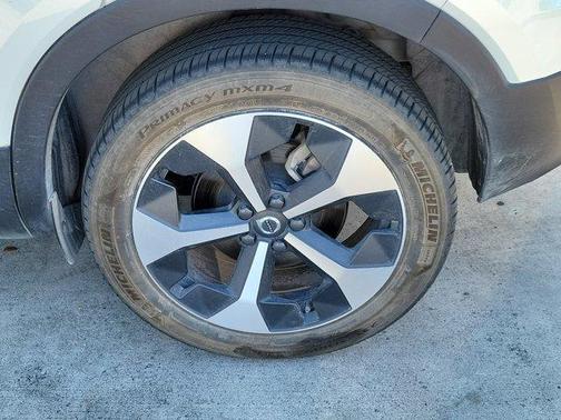 Crystal White 2024 Volvo XC40 B5 Core