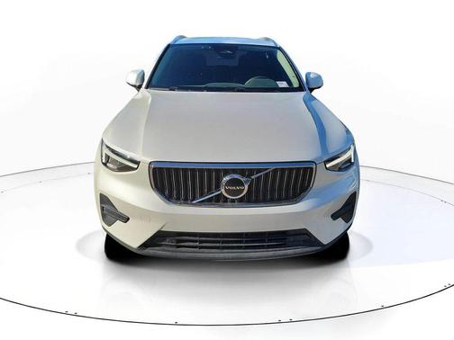 Crystal White 2024 Volvo XC40 B5 Core