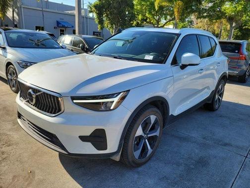 Crystal White 2024 Volvo XC40 B5 Core