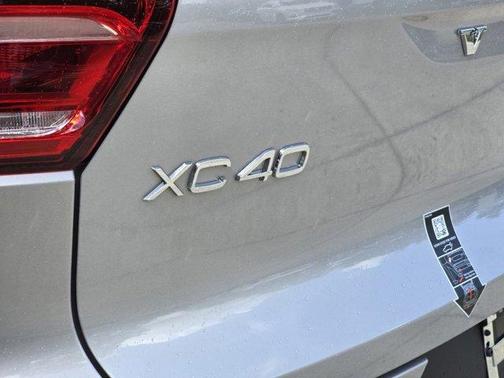 2025 Volvo XC40 B5 Core Bright Theme