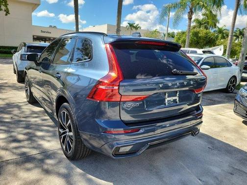 2024 Volvo XC60 B5 Plus Dark Theme