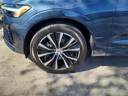 2024 Volvo XC60 B5 Plus Dark Theme