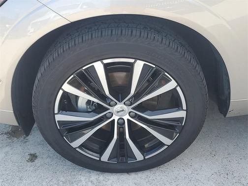 2024 Volvo XC60 B5 Plus Dark Theme