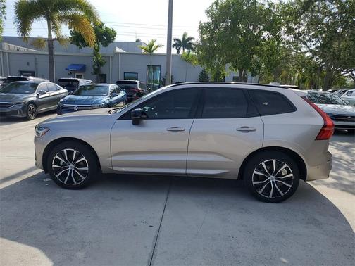 2024 Volvo XC60 B5 Plus Dark Theme