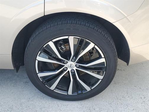2024 Volvo XC60 B5 Plus Dark Theme