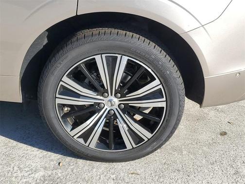 2023 Volvo XC60 B5 Plus Bright Theme
