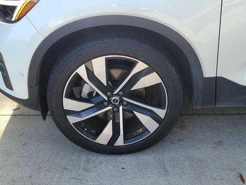 2023 Volvo XC40 B5 Plus Bright Theme