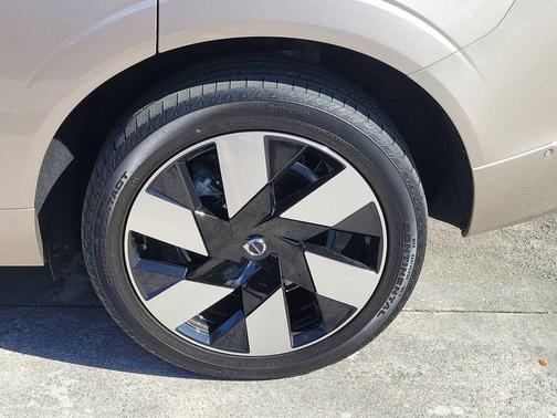 2023 Volvo XC60 Recharge Plug-In Hybrid T8 Plus Dark Theme