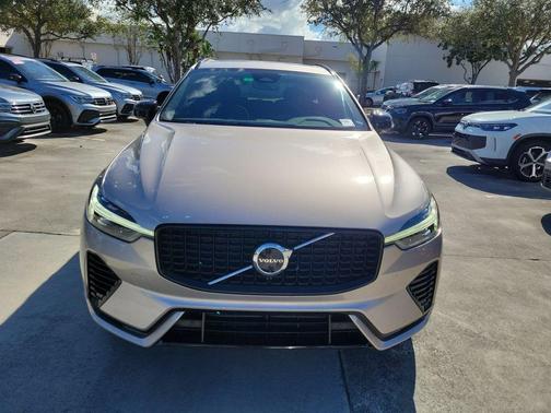 2023 Volvo XC60 Recharge Plug-In Hybrid T8 Plus Dark Theme