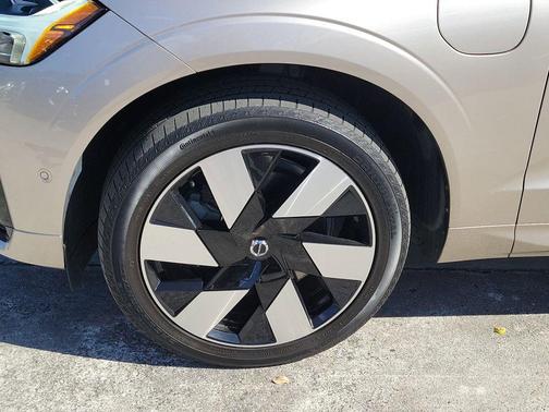 2023 Volvo XC60 Recharge Plug-In Hybrid T8 Plus Dark Theme