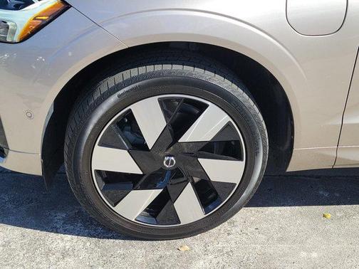 2023 Volvo XC60 Recharge Plug-In Hybrid T8 Plus Dark Theme