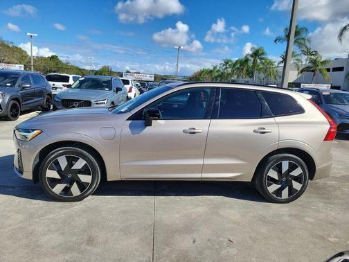 2023 Volvo XC60 Recharge Plug-In Hybrid T8 Plus Dark Theme