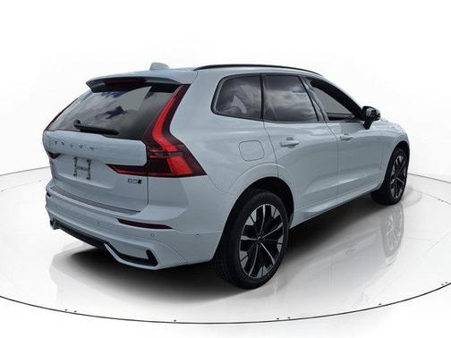 Crystal White Metallic 2026 Volvo XC60 B5 Plus