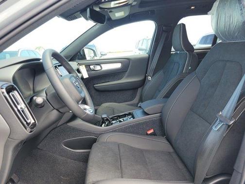 Metallic 2026 Volvo XC40 B5 Ultra Black Edition