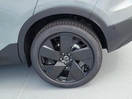 Metallic 2026 Volvo XC40 B5 Ultra Black Edition