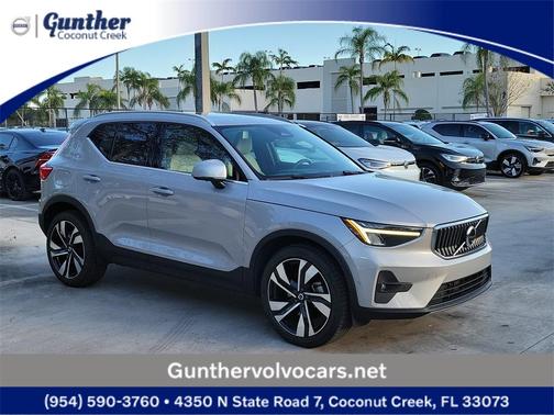 2023 Volvo XC40 B5 Plus Bright Theme