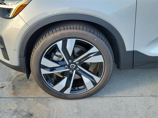 2023 Volvo XC40 B5 Plus Bright Theme