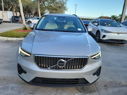 2023 Volvo XC40 B5 Plus Bright Theme