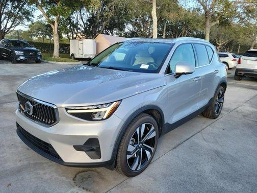 2023 Volvo XC40 B5 Plus Bright Theme