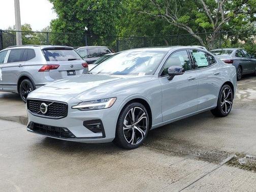 2024 Volvo S60 B5 Core Dark Theme