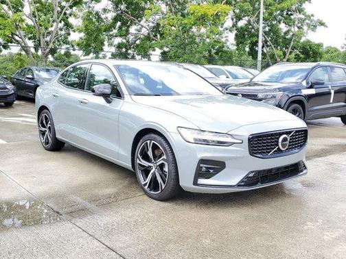 2024 Volvo S60 B5 Core Dark Theme