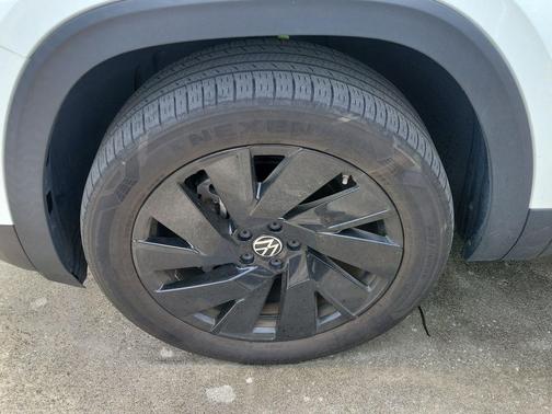 Pure White 2024 Volkswagen Atlas 2.0T SE w/Technology