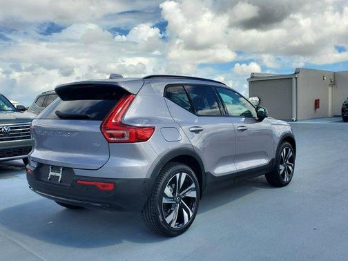 2026 Volvo XC40 B4 Plus