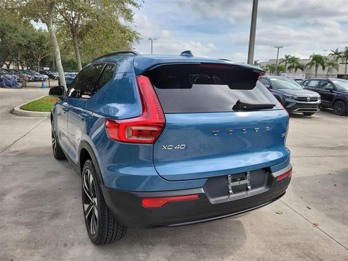 2024 Volvo XC40 B5 Plus Dark Theme