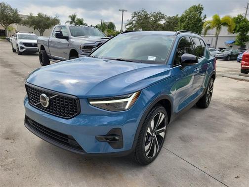 2024 Volvo XC40 B5 Plus Dark Theme