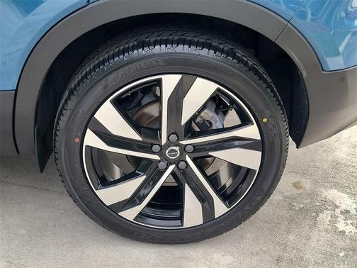 2024 Volvo XC40 B5 Plus Dark Theme