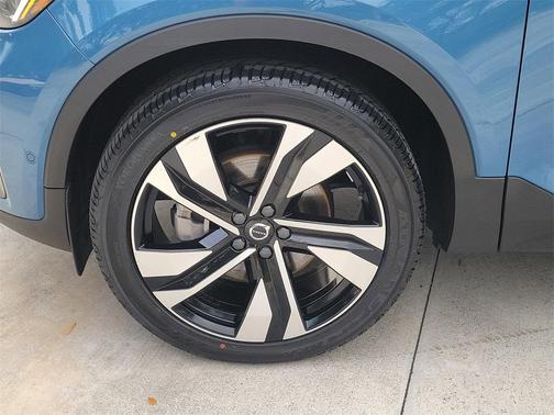 2024 Volvo XC40 B5 Plus Dark Theme