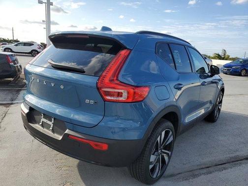 2025 Volvo XC40 B5 Ultra Dark Theme