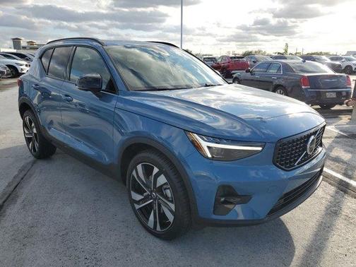 2025 Volvo XC40 B5 Ultra Dark Theme