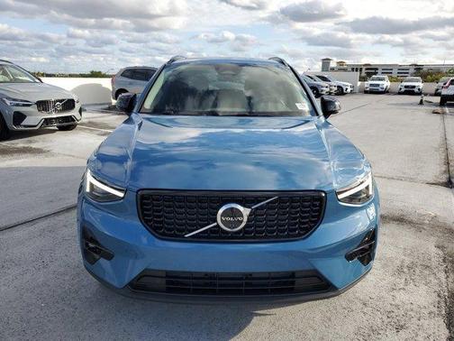 2025 Volvo XC40 B5 Ultra Dark Theme