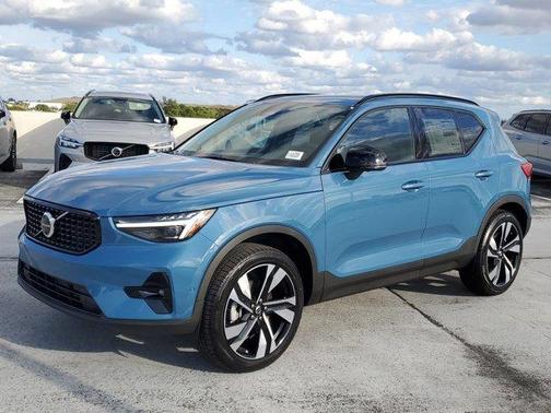2025 Volvo XC40 B5 Ultra Dark Theme