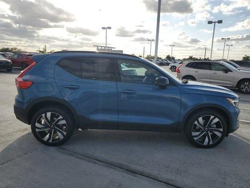 2025 Volvo XC40 B5 Ultra Dark Theme