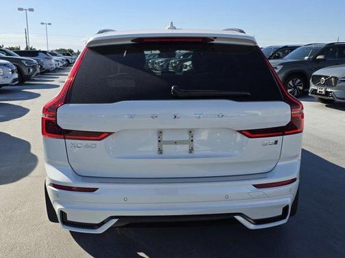 Crystal White Metallic 2026 Volvo XC60 B5 Plus