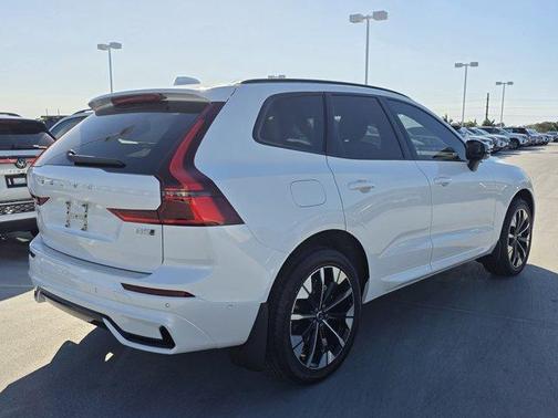 Crystal White Metallic 2026 Volvo XC60 B5 Plus
