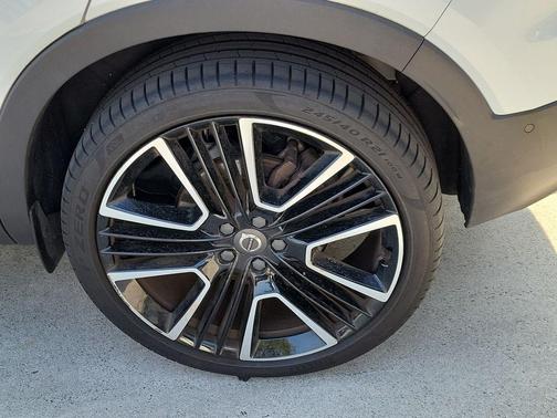 Crystal White 2019 Volvo XC40 T5 R-Design