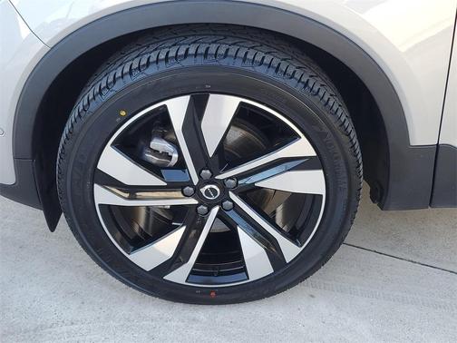 2023 Volvo XC40 B5 Plus Bright Theme