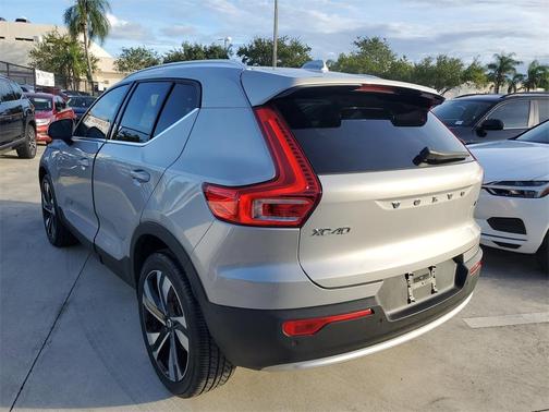 2023 Volvo XC40 B5 Plus Bright Theme