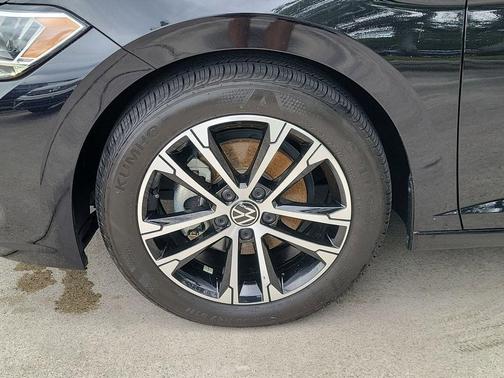 Deep Black Pearl Effect 2024 Volkswagen Jetta 1.5T Sport