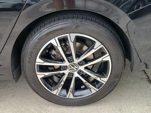Deep Black Pearl Effect 2024 Volkswagen Jetta 1.5T Sport
