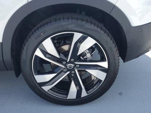 2026 Volvo XC40 B4 Plus