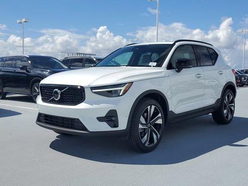 2026 Volvo XC40 B4 Plus